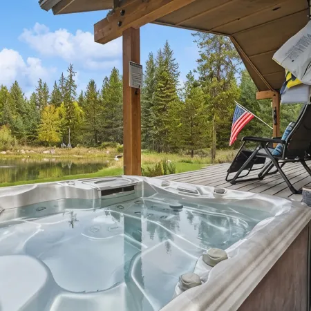 Secluded cabin with your own pond. Waterfront steps away. 30min to ski big mtn