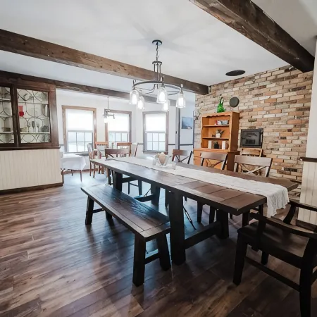 13 Beds, 17 Guests -Hot tub- 15 mins to Sunday River!
