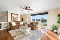 Beautiful sunset Lakehouse with with amazing views and heated pool and jacuzzi ! - Wifi