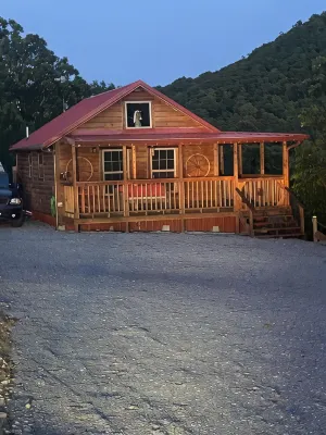 The Romantic LOVE NEST mountain Log Cabin w/ Lake view-5 minutes from the beach!