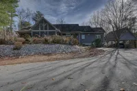 Big Sky Retreat - Incredible Mountain Views! Hike, golf, relax and unplug!