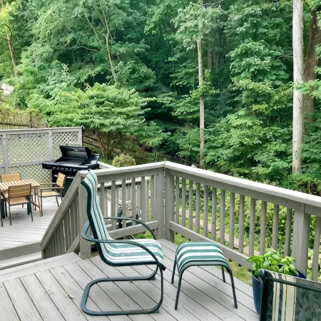 Wooded Hillside Retreat in Waldorf, MD - Top 10% and Guest favorite elsewhere