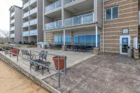 Lakefront Condo Sleeps 7-3br/2ba private beach/balcony/indoor pool  specials-ask - Beach