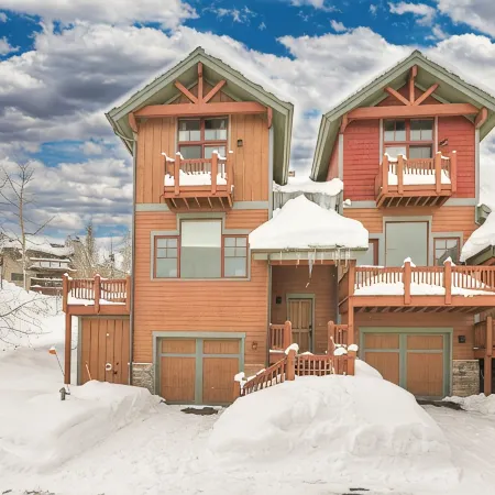 Luxury, END UNIT townhome w/amazing views & privacy. High-end furnishings. Cozy.
