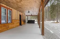 Peaceful cabin overlooking meadow with hot tub