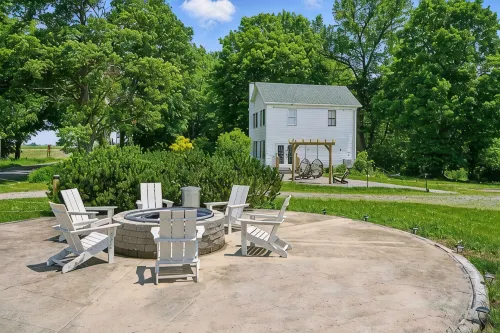 Grange Hill Farmhouse - unwind in wine country, 15 minutes from Lake Michigan - Homestays