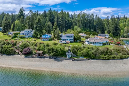 WATERFRONT 3BR/2BA MT RAINIER VIEWS, PRIVATE BEACH - 4성급