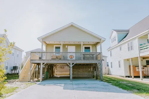 Steps to the Beach! Renovated 2021! Hot Tub! Minutes to Grocery Stores & Dining! - Balcony