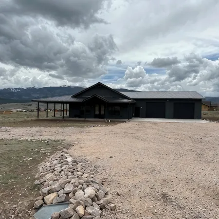 Cozy retreat located in the perfect location for views of the mountains and lake