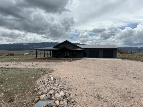 Cozy retreat located in the perfect location for views of the mountains and lake