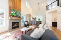 ~LARGE WESTSIDE HOME~ Walk to everything! Welcome to KINGSTON HOUSE - Balkoner