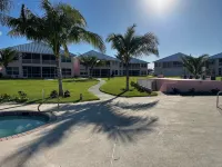 Newly renovated condo with golf cart included,  in Bahama Bch Club, Treasure Cay - piscina