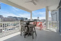 Top Flr Balcony w/ bonus room + wet bar, 2 blocks to beach, Linens/towels incl.