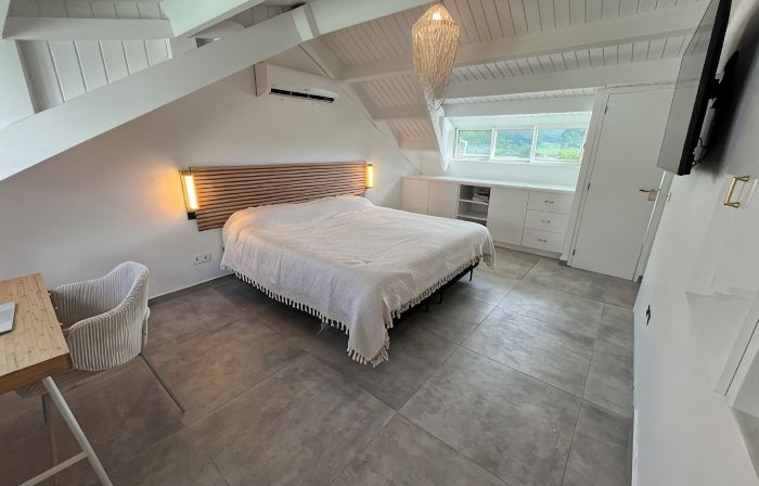 Modern Apartment in Beachfront Residence - Hill View