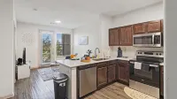 Charming 1-bd apartment in Frisco with Fitness Room, Work Space & Swimming Pool - 방갈로