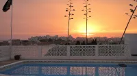 Sunny ap. with pool for 2 people (+2 young) right on the sea in a prime location - piscina