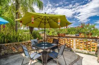 Large 1&2/BD Private Villas, Ocean Views, Lovely Pool, Ideal Location