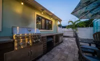 Dip n' Sip Oasis: Heated pool, close to the beach & Atlantic ave! - 3 ดาว