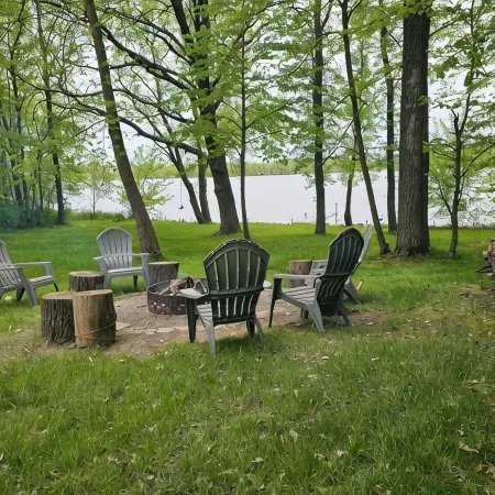 Relax in 3 bed, 2 bath house on quiet 2 acres with private lake. Отели в г. Пайн