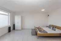 Surf-Check House - 3 min walk to the Beach - Balcony