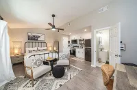 Lake View Home, 2 Spacious Decks, Fire Pit, WiFi, on Sight Casita Option Avail.