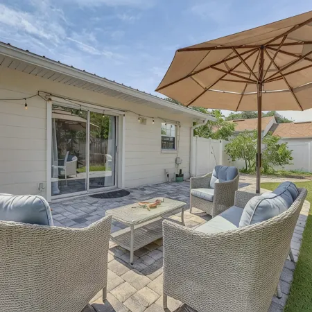 Blue Seahorse Beach cottage, Private backyard, free parking, steps from the sand