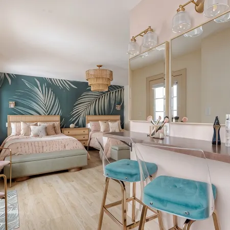 5min walk to beach! Perfect for a Girls Getaway, local wineries & restaurants!
