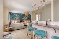 5min walk to beach! Perfect for a Girls Getaway, local wineries & restaurants!