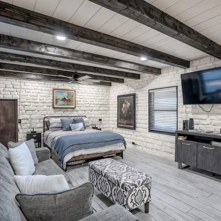 The Mockingbird Cabin - Peaceful Hill Country Getaway