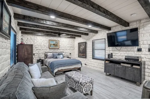 The Mockingbird Cabin - Peaceful Hill Country Getaway
