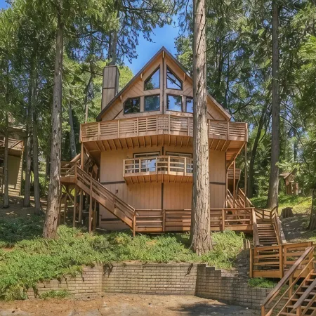 Lake cabin w/ big pines close to lake and village