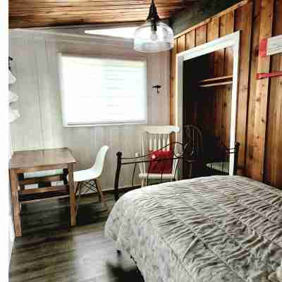 Waterfront cottage @ Muskoka Pines kayaks/ fireplace /bbq/firepit Rooms