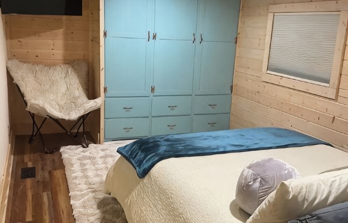 2Br/2BA, Clean, Comfy & Steps from Dining & Sound w/ Tesla Charging Station