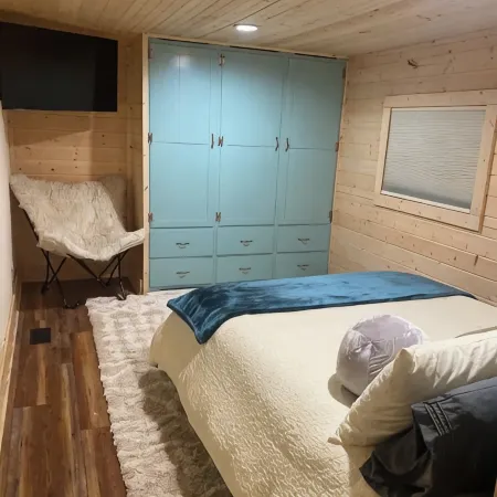 2Br/2BA, Clean, Comfy & Steps from Dining & Sound w/ Tesla Charging Station