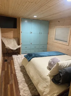 2Br/2BA, Clean, Comfy & Steps from Dining & Sound w/ Tesla Charging Station