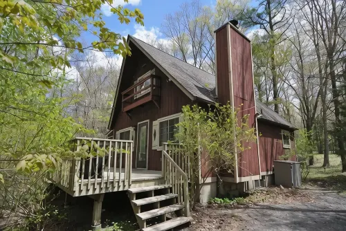 Tranquil Chalet Retreat, Short Walk to Lake & Pool - con encanto