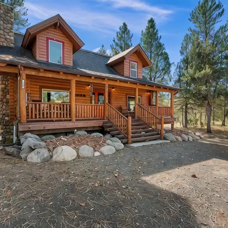Log cabin with game room by skiing & lake