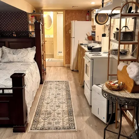 Riverside suite on York River in town free parking