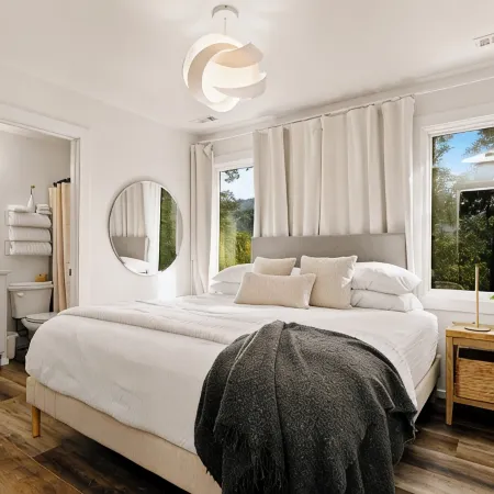 Luxury Cabin- Hot Tub, Mtn Views from Every Window, Mins to Clayton