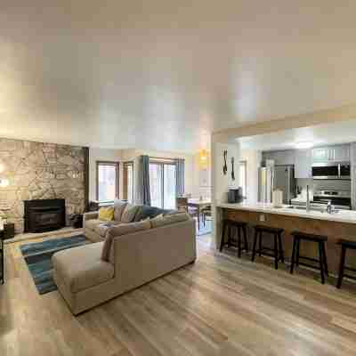 Clean modern farmhouse in Snowcreek with 4 minute walk to shuttle and preserve Others