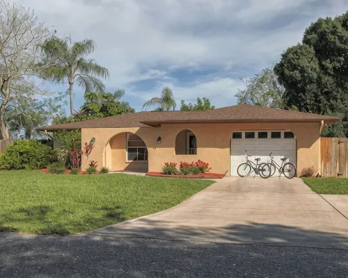 Villa Grande - Spacious Tropical Home - Triple Lot Fenced Yard! Hotels in Venice Gardens