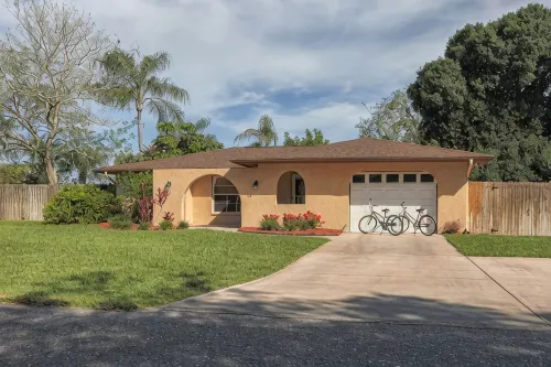 Villa Grande - Spacious Tropical Home - Triple Lot Fenced Yard! -  Habitaciones en casas particulares