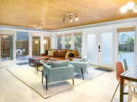 2Br/2ba Beach Bungalow with Expansive Backyard. - 4-Star