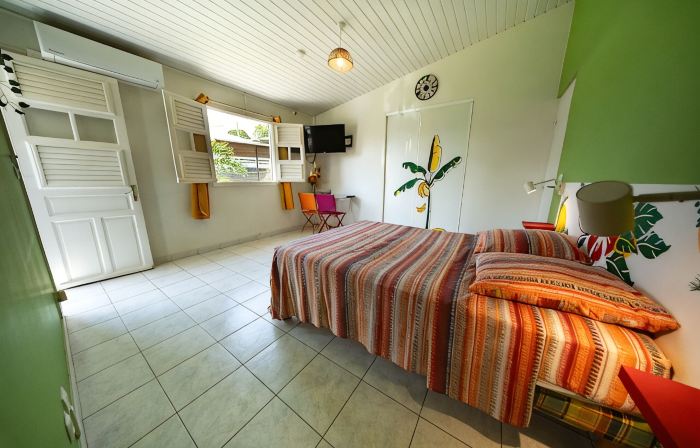 Beachfront Studio / Boat Tour