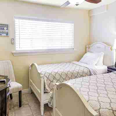 Modern - a Stone's Throw from the Beach 1 Rooms