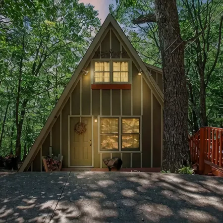 Cameo Tree Top Chalet - HOT TUB and Pet Friendly