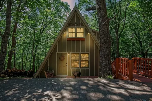 Cameo Tree Top Chalet - HOT TUB and Pet Friendly - 3-Star