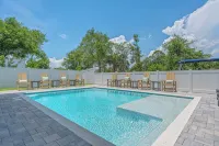 Reefwood - Sleeps 21 - 2 Blocks to the Beach! - สระว่ายน้ำส่วนตัว