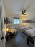 Hot tub, sauna, auto generator, in town of Bracebridge, dock-water toys, pets OK - Homestays