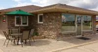Prairie Mountain Inn - Motels
